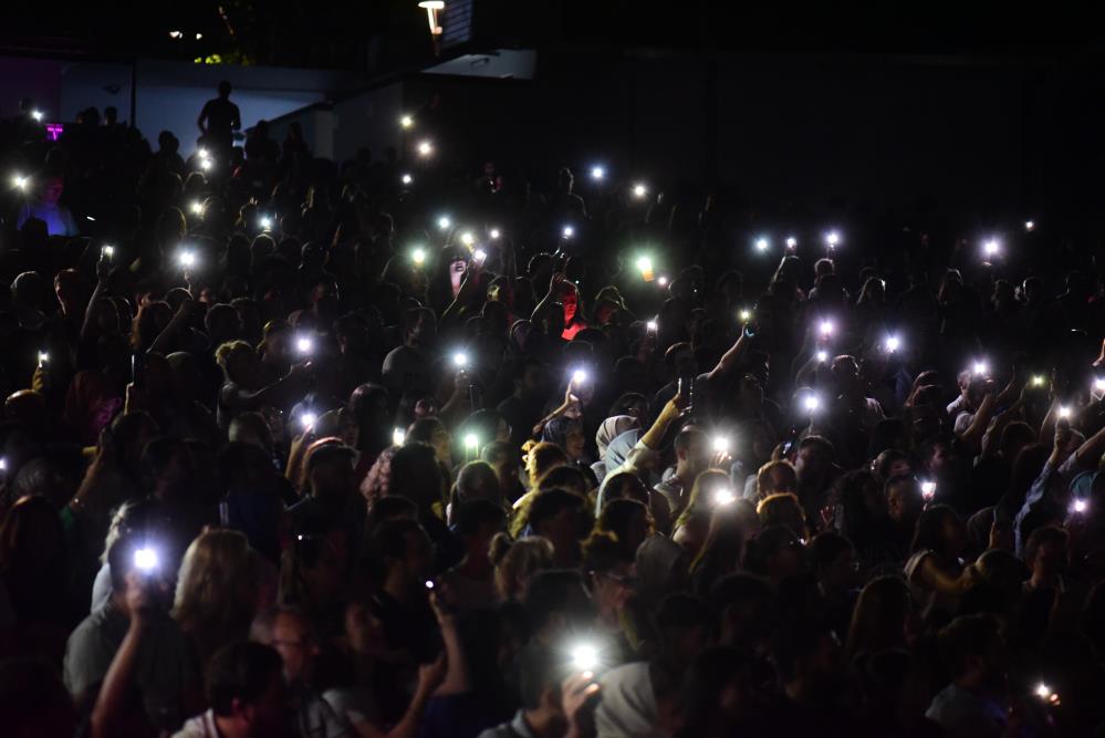 Emre Aydın, Bursa Açıkhava Tiyatrosu'nda konser verirken elektrikler kesildi. Seyirciler telefon ışıklarıyla sahneyi aydınlattı ve Aydın'ın "Git" şarkısına eşlik etti.