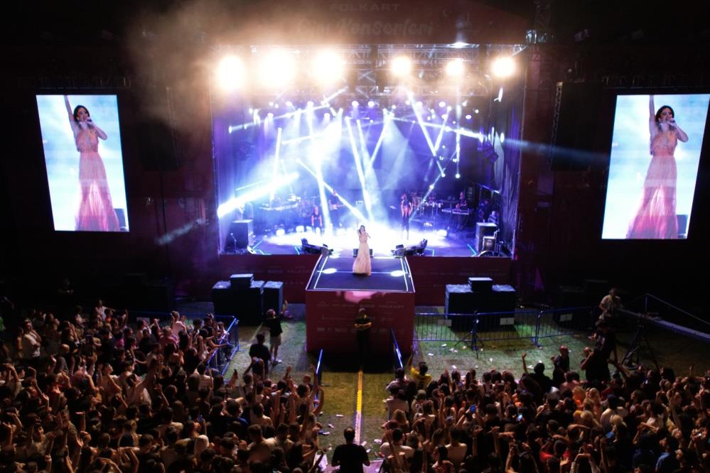 Çim Konserleri'nin ilk konuğu Simge Sağın oldu ve bu yılki tema "gençlik" olarak belirlendi. Fuarın açılış konserine yüz binlerce genç katıldı. Simge, sahnede orkestrasıyla unutulmaz anlar yaşadı.