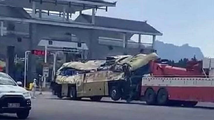 Çin'de otobüs devrildi: 27 ölü,20 yaralı