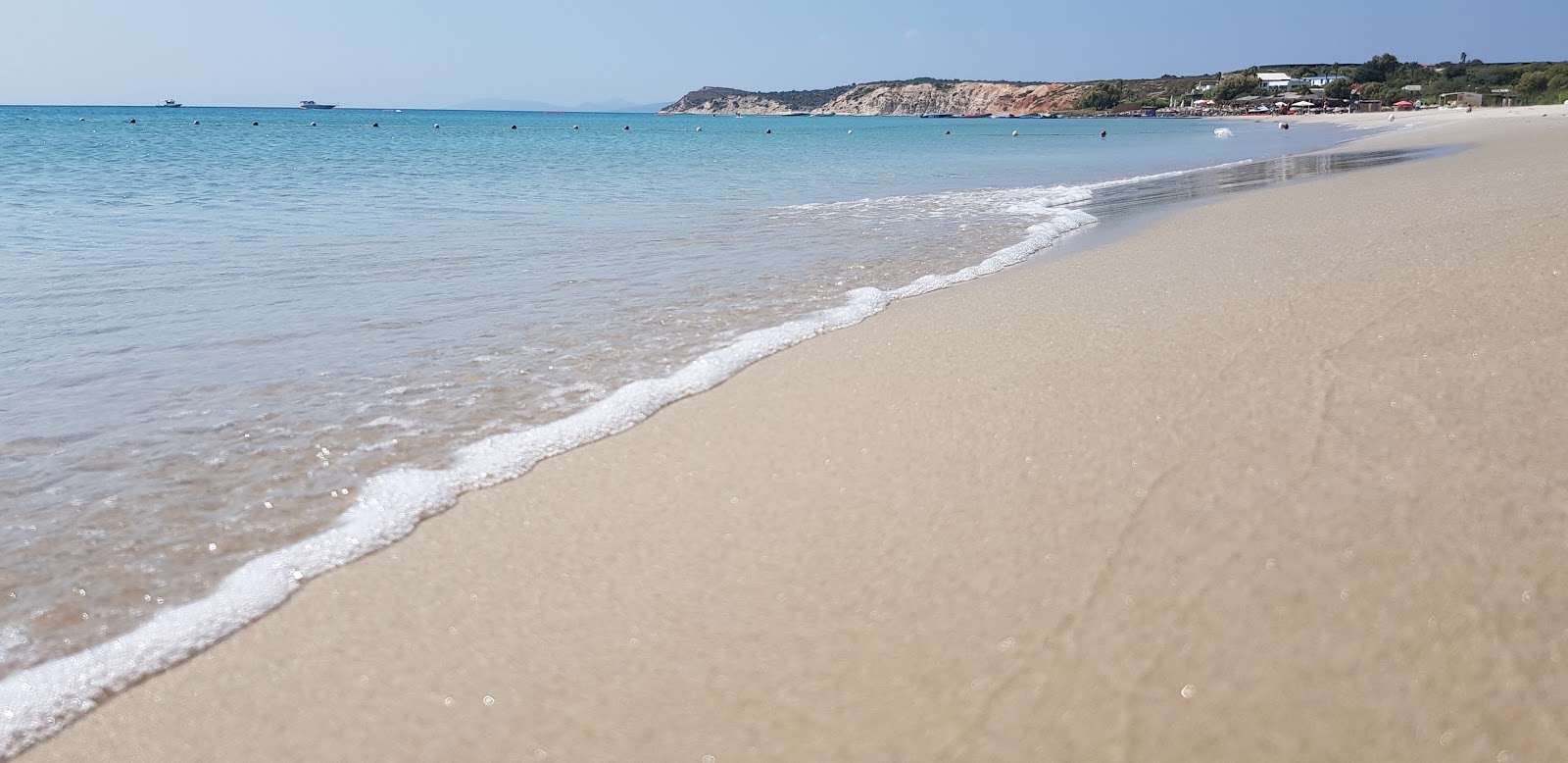 Ege’nin en güzel plajlarından biri olarak bilinen Altınkum Plajı, 150 m  uzunluğu ve 15 metreye varan genişliğiyle oldukça küçük bir plaj. Bu plaj sığı deniziyle ailelere güvenli bir yüzme deneyimi sağlıyor. Soğuk suyuyla ünlü olan bu plajın çevresinde butik oteller ve su sporları gibi olanaklar bulabilirsiniz.