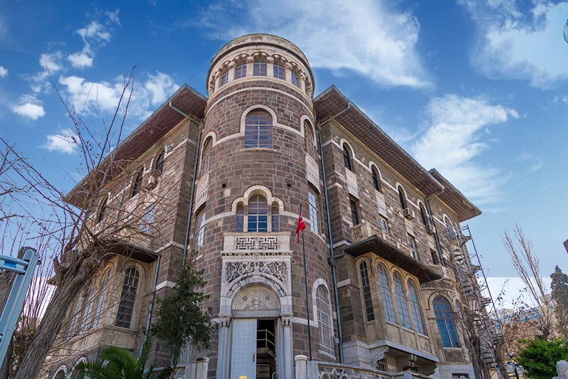 Tarihi hazineler bakımından çok zengin olan İzmir ve çevresinde yapılan kazılarda ortaya çıkan, oldukça değerli eserlerin sergilendiği Arkeoloji Müzesi, içerisinde Efes Antik Kenti, Bergama Antik Kenti, Milet ve Teos Antik Kenti gibi pek çok yerde bulunan eserler, hem müzenin içinde hem de bahçesinde sergileniyor.  