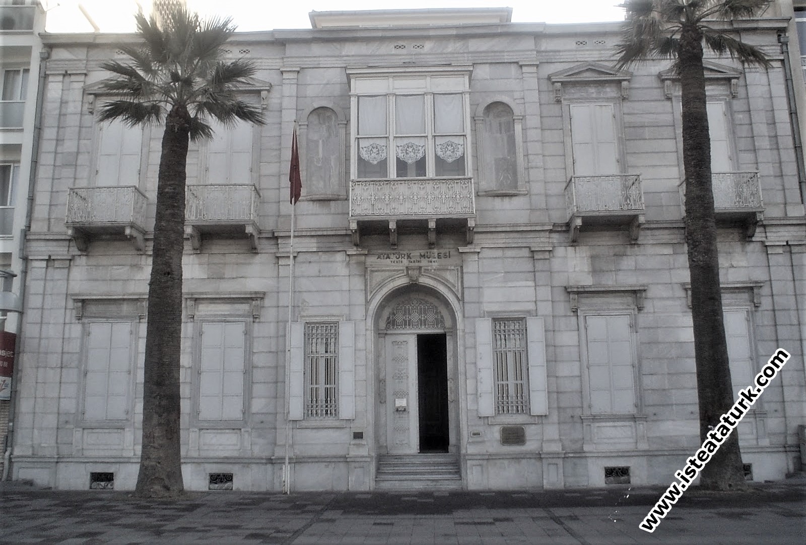 1880 yılında inşa edilmiş olan Atatürk Müzesi, tarihi bir Osmanlı konağında hizmet veriyor. 1926 ılında İzmir Belediyesi tarafından satın alınarak Atatürk’e  armağan edildi. Atatürk’ün İzmir’e geldiği zamanlarda kaldığı bu konak Atatürk’ün vefatından sında 1941 yılında müzeye çevrildi ve halka açıldı.