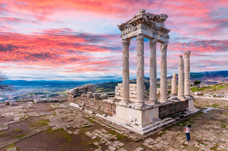 Bergama Müzesi Türkiye’nin en önemli müzelerinden birisi olma özelliğini taşıyor. UNESCO Dünya Mirası Listesi’nde yer alan Bergama Antik Kent müthiş taş mimarisiyle görenleri büyülüyor. Aynı zamanda Bergama, Ege bölgesinin en büyük camilerinden olan Bergama Ulu Cami, büyüleyici Zeus Sunağı, MS. 2. yy’da Roma döneminde inşa edilmiş Kızıl Avlu ve 14,000 kitabın bulunduğu Bergama İlçe halk kütüphanesine de sahiplik yapıyor. 
