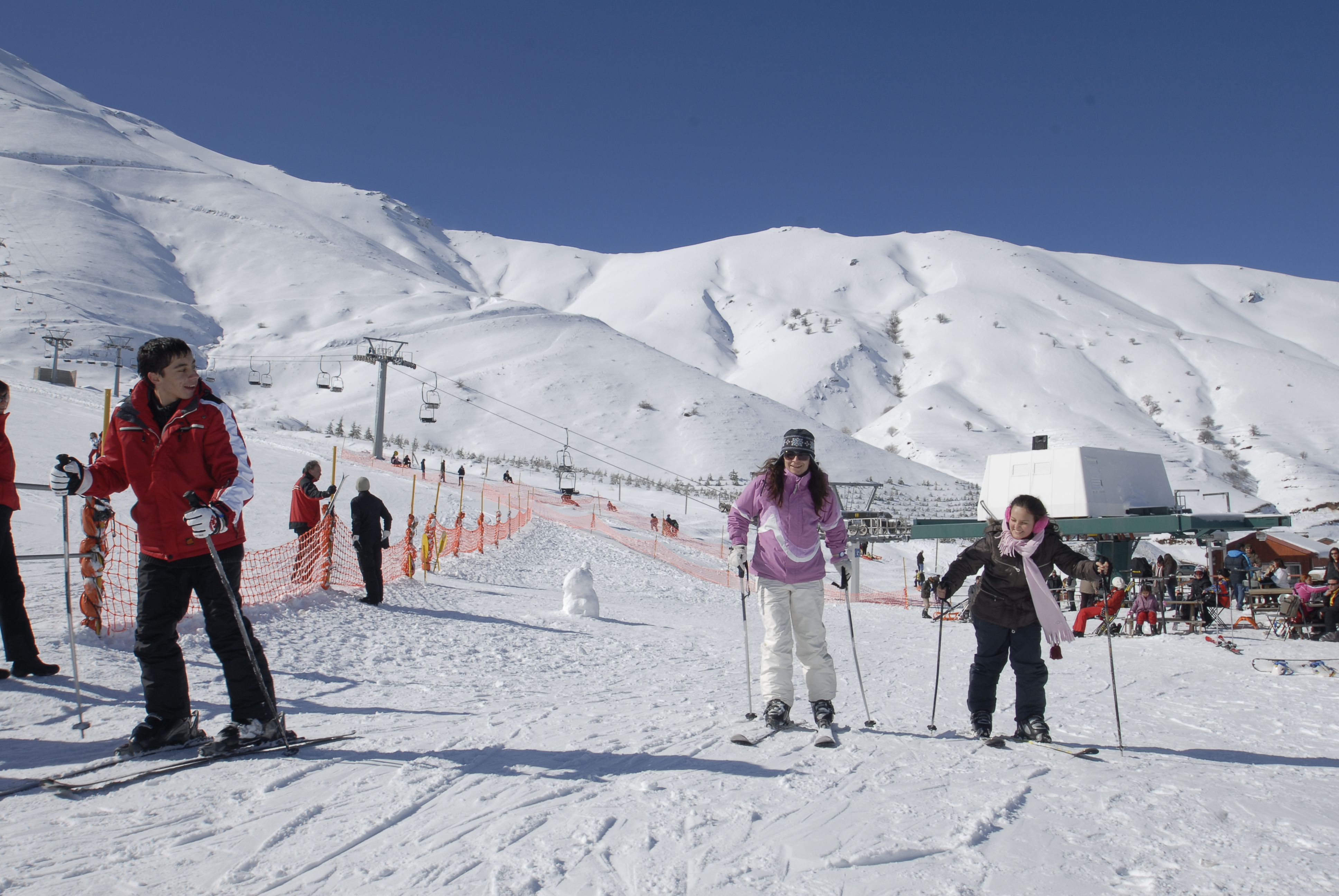 Bozdağ Kayak Merkezi 1988 yılından beri İzmir’e hizmet vermekte. Kışın 3 metreyi bulan kar kalınlığı ve modern pistleri ile ilgi çekmekte ve talep görmektedir. Özellikle Aralık ve Mart ayları arasında kullanıma uygun olan Bozdağ Kayak Merkezi, sizin için en ideal kayak hizmetini karşılamaktadır.