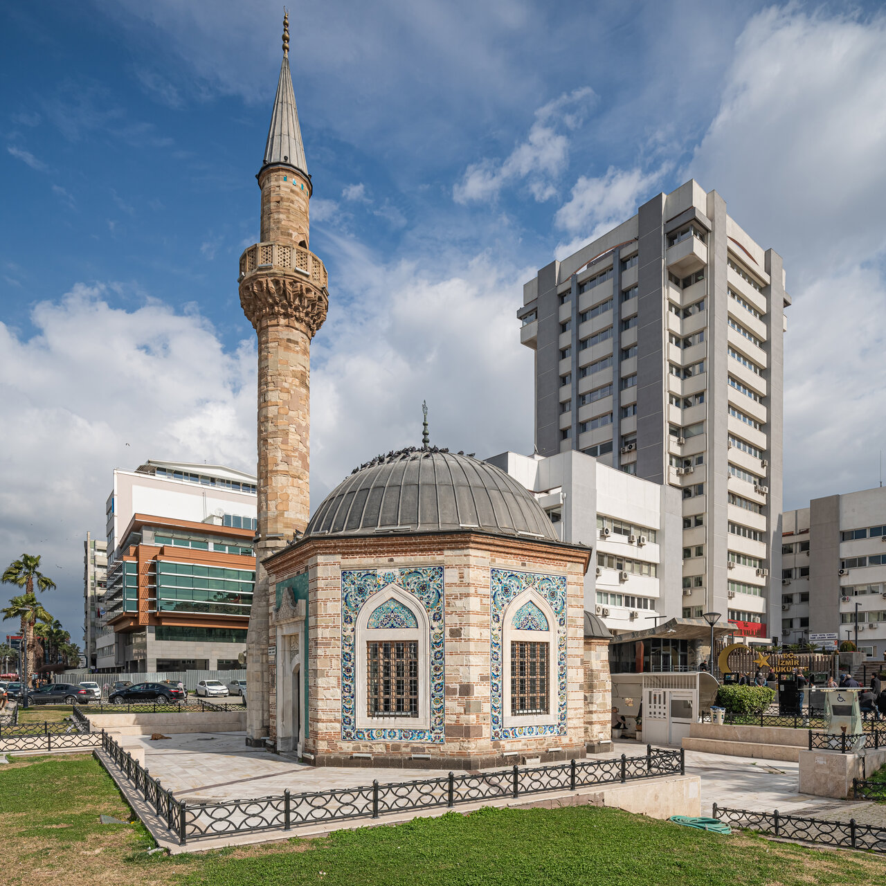 Konak yalı camii de hemen saat         koulesinin karşısında bulunuyor.    smanlı döneminden kalma bu camii’nin bu kadar küçük olmasının sebebine dair bazı hikayeler var. Hikayelere göre, yapı Abdülmecid Han tarafından inşa edilmiştir. Orjinl haline medresesinin olduğuna dair kayıtlar da var. Ancak medrese günümüze kadar ulaşamamış.