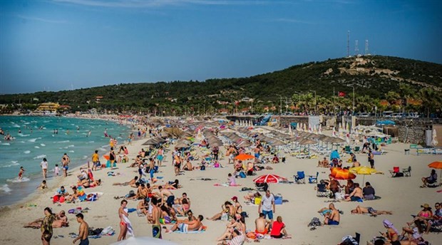 Çeşme Ilıca Plajı dünyanın sayılı plajlarından biridir. En büyük özelliği ise denize karışan doğal kaplıca suları. Bu, çeşme ılıca plajının diğer plajlara göre daha sıcak olması, insanların suya daha erken vakitte girip daha geç vakitte çıkabileceği anlamına geliyor.