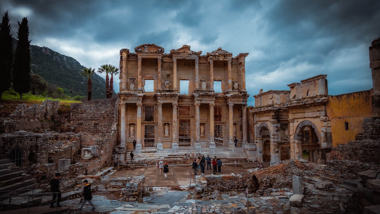 Efes Antik kenti İzmir’in en önemli tarihi yapısı olmasıyla bilinmekte. Bir milyonun üzerinde ziyaretçi sayısı ile Türkiye turizmi açısından da çok önemli bir yere sahip olan Efes Antik Kenti’nin özelliği ise, Meryem’in burada yaşaması ve buranın bir hac merkezi olması.
