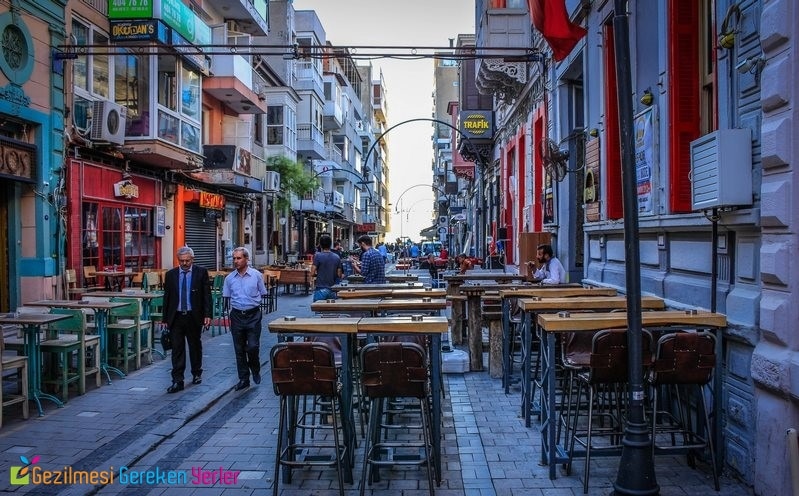 Alsancak’taki en entelektüel, en hareketli, en eğlenceli mekanlara ev sahipliği yapan “Gazi Kadınlar Sokağı” içindeki farklı eğlence mekanları, güzel yemek yerleriyle gidilip görülmeye ve vakit geçirmeye değer bir yer. Sokak eğlence kültürünü yaşamak isteyen birisiyseniz tercih edebilirsiniz. 