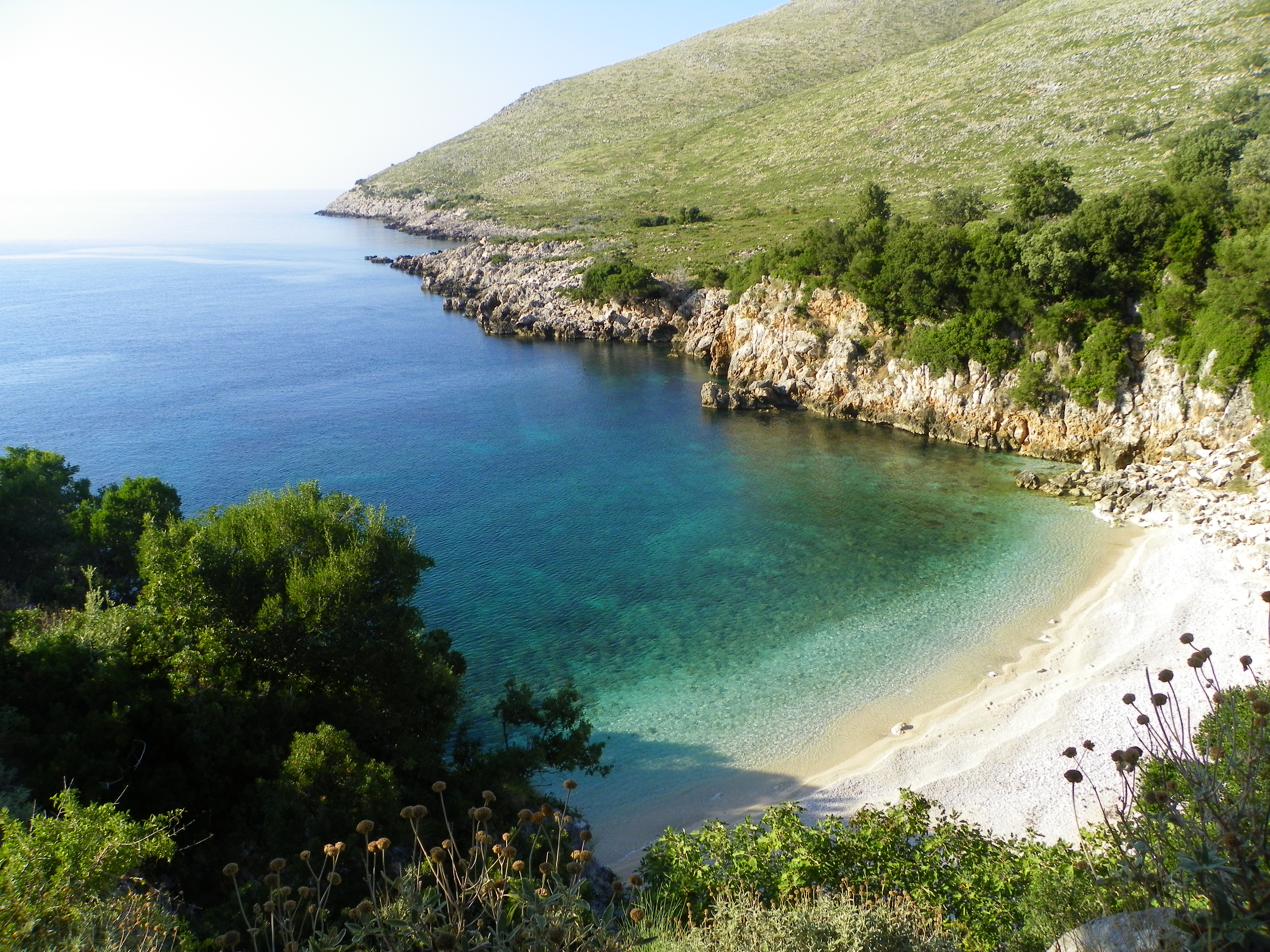 İzmir’de doğa gezileri ve tatillerinin en bilinen adresi olan Karaburun, el değmemiş mükemmel doğasının dışında Akvaryum Plajı, Bodrum plajı, Kuyucak Plajı, Mimoza Plajı gibi mükemmel plajları, ve solunum yolu rahatsızlıklarına iyi gelen temiz havası ile mutlaka keşfedilebilecek yerler arasında. 