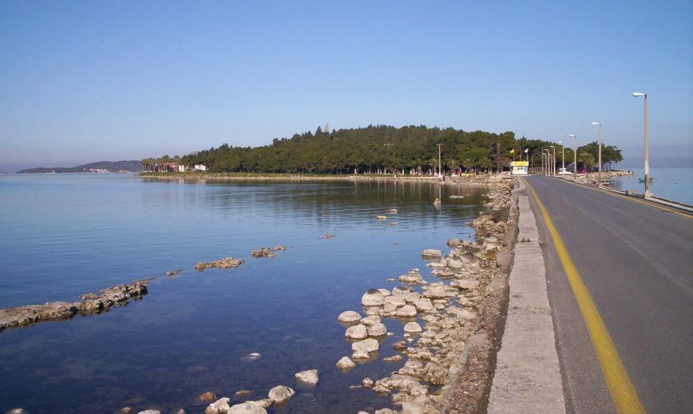 Urla’da yer alan Karantina Adası, günümüzde sevilen bir turistik merkez. Doğal güzellikleriyle bilinen 323 dönümlük adada yürüyüş yapabilir, Klazomenai Antik Kenti’nin kalıntılarını inceleyebilirsiniz.