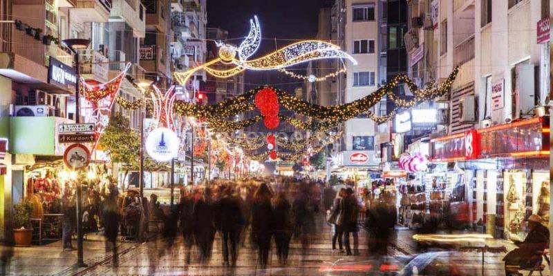 İzmir’in konak ilçesine bağlı olan bir semti olan Alsancak,hem tarihi mekanları, hem de hareketli çaşısıyla İzmirlileri adeta büyülüyor. Bizlere muazzam deniz manzaraları sunan Kordon’da yapılan akşam yürüyüşleri yapmak, her zaman hareketli olan Kıbrıs Şehitleri Caddesi’nde alışveriş yapmak için İzmir Alsancak’a kesinlikle uğramalısınız.