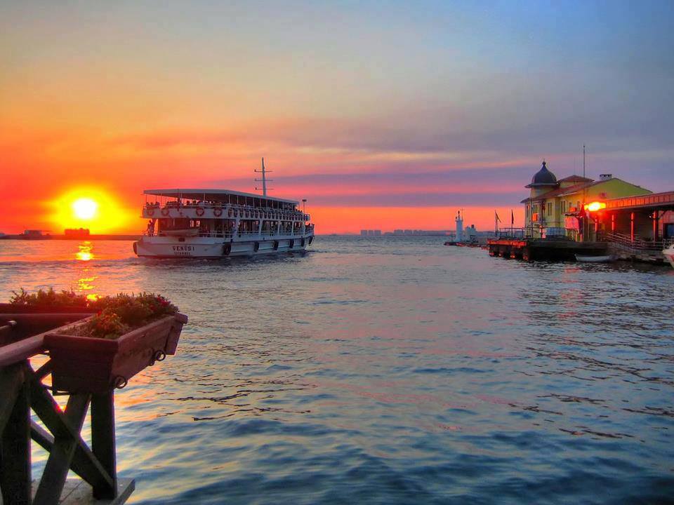 Kordon, İzmir’in en sevilen caddelerinden biridir ve Alsancak’ta sahil boyunca uzanmaktadır. Kordonu tramvayla da keyifle gezebilirsiniz. Çim dinlenme alanları, kafeleri, bisiklet yolları ile günün her saati hareketli olan Kordon keyifli vakit geçirmek için gayet iyi bir yer.