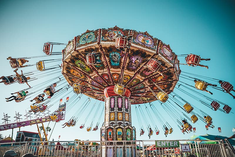 İzmir’in en büyük kültür ve eğlence merkezi olan “İzmir Lunaparkı” gidilmeye ve doyasıya eğlenip vakit geçirmeye değer. Hızlı tren ile adrenalinin en üstüne ulaşmak, kamikaze ile korkunun en yüksek mertebeden deneyimlemek, İzmir lunapark tarafından sağlananların sadece bazıları. Çocuklar için de uygun oyuncakların bulunduğu lunaparkın toplam büyüklüğü 13,500 metrekare.