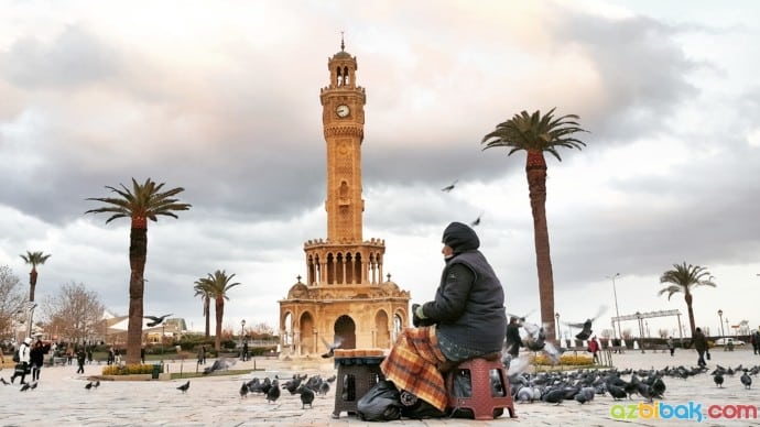 İzmir denince akla gelen, müthiş mimarisiyle göz kamaştıran, müthiş bir tarihi dokusu olan saat kulesi Konak’ta bulunuyor. Etrafındaki binlerce kuşun süslediği tam 25 metre yükseklikteki Saat Kulesi zamanında Abdülhamt Han’a ithafen yapılmıştır. İzmir’de mutlaka gidilip görülmesi gereken yerlerin başında gelen bu yere gitmenizi ve o müthiş tarihi dokuyu görmenizi tavsiye ediyoruz.