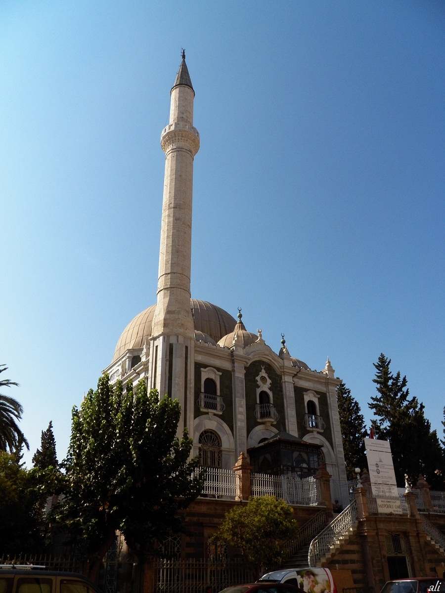 İzmir Konak’ta yer alan Hacı Ahmet Ağa  taarafından 1897-1905 yıllaır arasında yaptırılan Salepçioğlu Camii, İzmir’in en görkemli ve etkileyici camilerinden birisi olma özelliğini taşıyor. Gezilip görülmeye değer bir yer olan bu camii, mimari meraklıları tarafından sıkça ziyaret ediliyor.