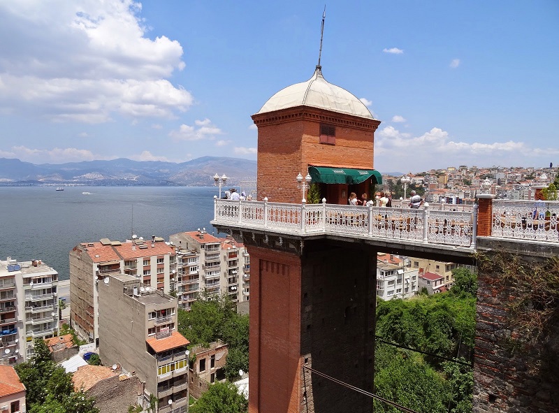 İzmir’in bir diğer gezilip görülmesi gereken yeri olan konaktaki Tarihi Asansörün, inşa edilme nedeni, iki cadde arasındaki geçişi kolaylaştırmak. Mithat Paşa caddesi ile Rıfat Paşa caddesini birleştiren bu asansörü Yahudi bir iş adamı inşa etmiş. İlk zamanlarda paralı bir şekilde yapılan ziyaret artık günümüzde ücretsiz. Konaktan yürüyerek kolayca ulaşılabilir.