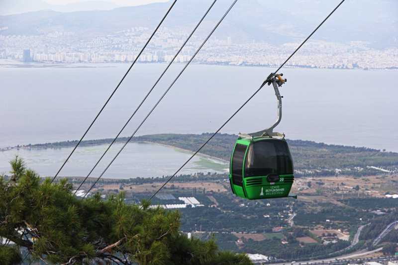 Balçova’da yer alan teleferik, 1975 yılında inşa edilen Türkiye’nin en eski teleferiklerinden birisi. Toplam uzunluğu 810 metre, yüksekliği ise 316 metre olan Teleferik, İzmir’in muhteşem kuş bakışı manzaralarını izlemenize olanak sağlıyor.