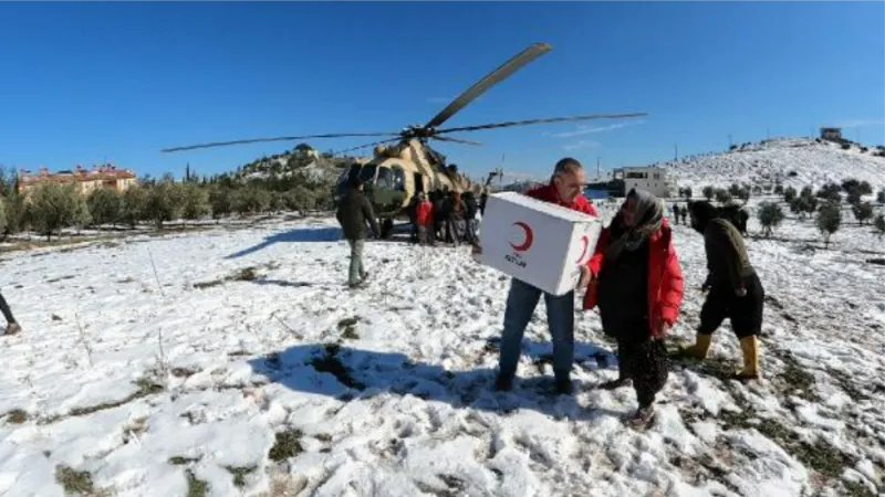 Kırsal kesimlere helikopterlerle yardım ulaştırılıyor