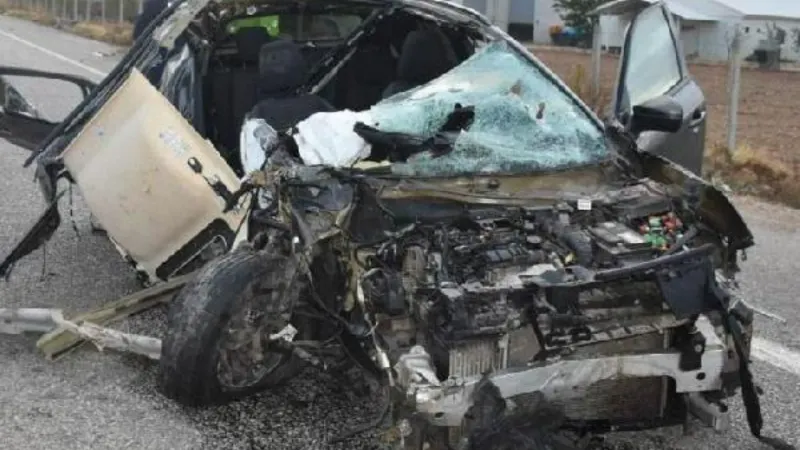 Aydın'da otomobil, traktöre çarptı: 1 ölü, 1 yaralı