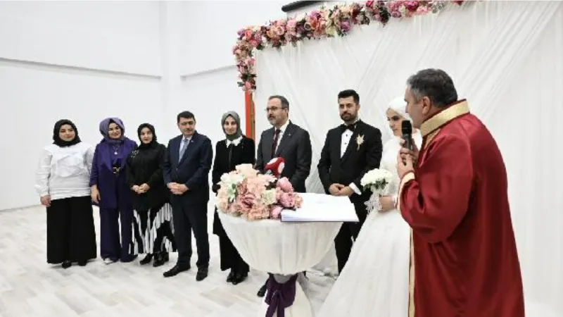 Bakan Kasapoğlu, depremzede çiftin nikah şahidi oldu