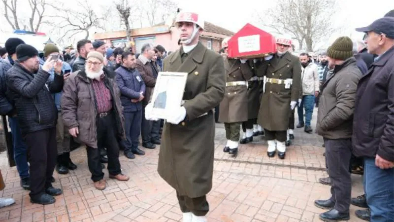 Depremde yaşamını yitiren uzman çavuş, eşi ve 2 çocuğu toprağa verildi