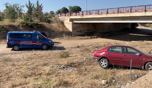 Otomobil, maket polis aracına çarpıp köprüden uçtu