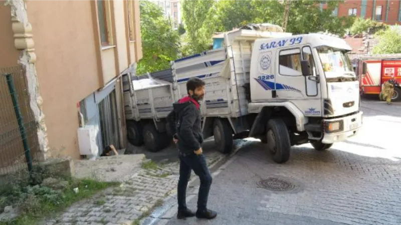 Ataşehir'de geri geri kayan un yüklü kamyon iş yerine girdi