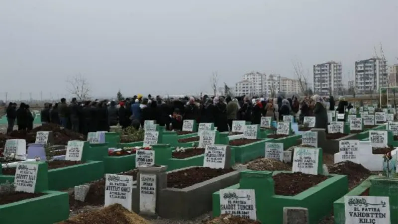 Kocaeli'de evde ölü bulunan anestezi teknikeri memleketi Diyarbakır'da defnedildi