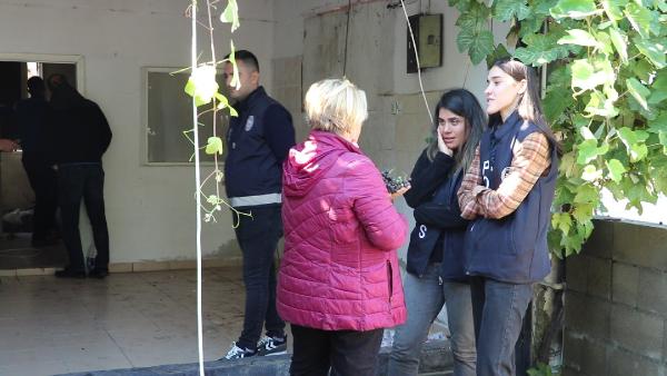 Son üzümleri, yıkım için gelen polislere dağıttı