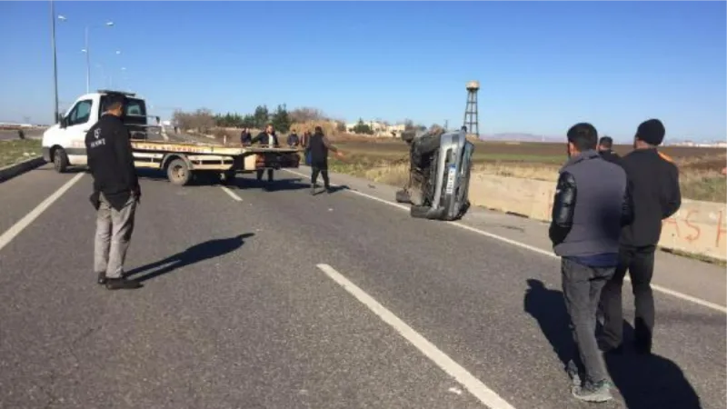 Diyarbakır'da bariyerlere çarpan otomobil yan yattı, sürücü öldü