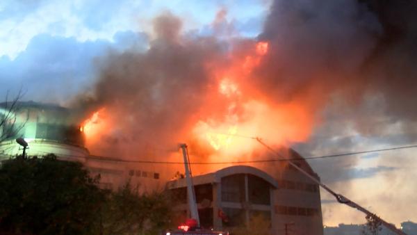 Sultanbeyli’de 4 katlı tencere fabrikasında yangın