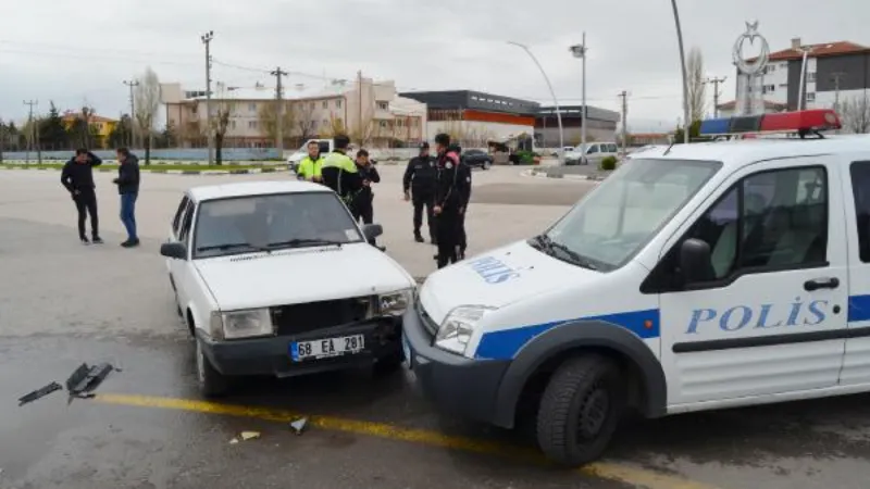 'Dur' ihtarına uymayan sürücü, otomobiliyle polis aracına çarpınca yakalandı