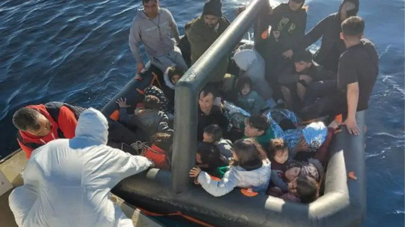 Yunanistan'ın geri ittiği 130 göçmen kurtarıldı 