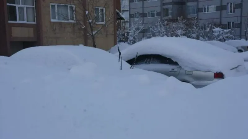 Bitlis'te kar, yerini soğuk havaya bıraktı, çatılarda buz sarkıtları oluştu