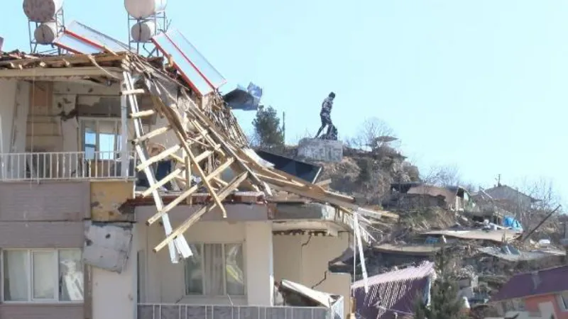 Harmanlı'da depremle gelen hasar
