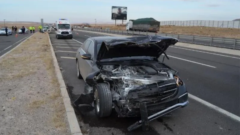 Belediye başkanının otomobili, önündeki otomobile çarptı; 1 ölü, 3 yaralı