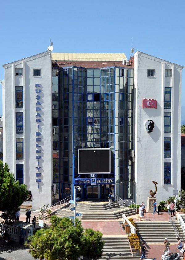 Kuşadası Belediyesi'nde açığa alınan 7 personel ile 2 şirket sahibine gözaltı
