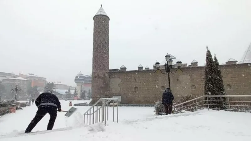 Erzurum'da 1439, Erzincan'da 471 yerleşim yerinin yolu kardan kapandı