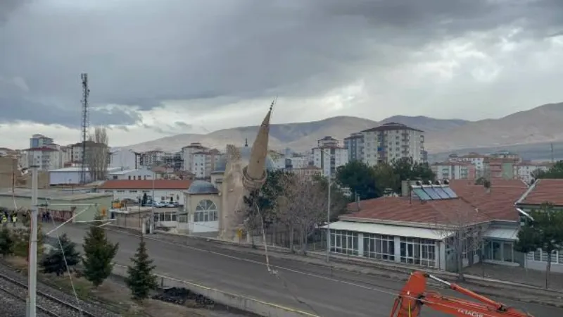 34 yıllık caminin minaresi kontrollü yıkıldı