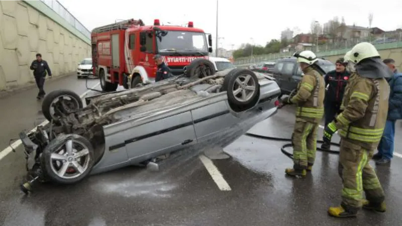 Çekmeköy'de yol ayrımındaki duvara çarpan otomobil takla attı: 1 yaralı