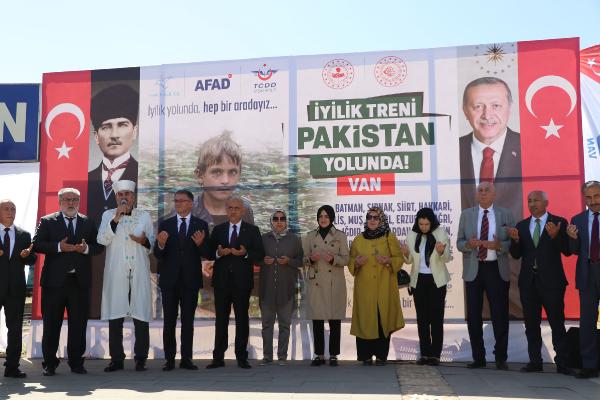 Bakan Kirişci, Pakistan'a giden yardım trenini uğurladı