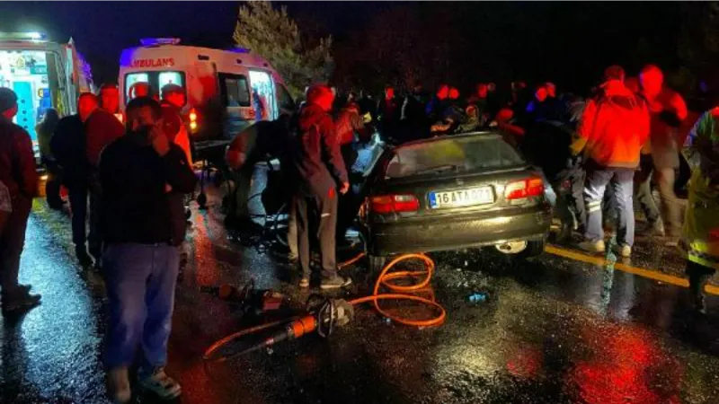 Bursa'da şerit ihlali yapan otomobil kazaya neden oldu: 1 ölü, 5 yaralı