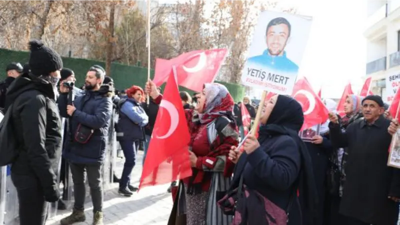 Evlat nöbetindeki ağabeyden kız kardeşine: Gelin teslim olun