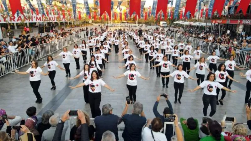 Aydın'da, Cumhuriyet'in 99'uncu yılı 99 kadın ile zeybek oynanarak kutlandı