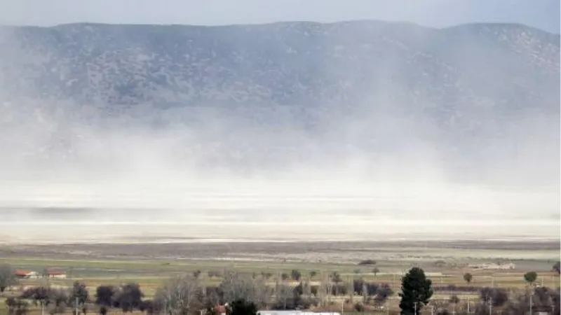 Burdur Gölü üzerinde 'toz' bulutu