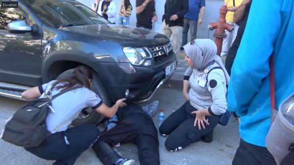 Ambulans gelene kadar, yaralının başından ayrılmadılar