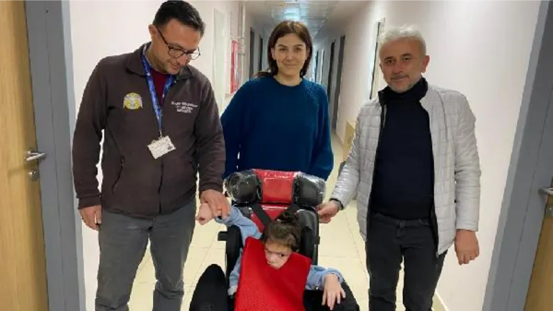Sağlık çalışanlarından kas hastası depremzede Elisa'ya tekerlekli sandalye