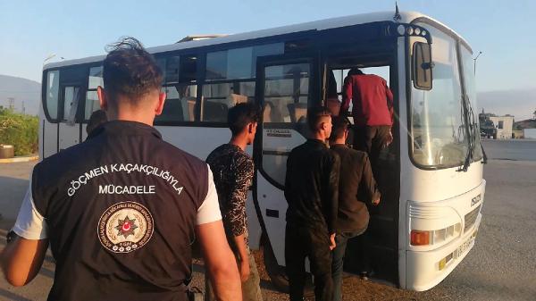 Osmaniye'de, polisin durdurduğu otomobilden 6 kaçak göçmen çıktı