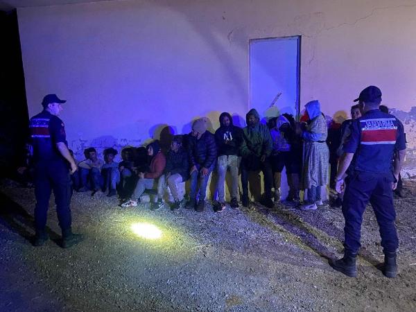 Kuşadası'nda 27 kaçak göçmen yakalandı