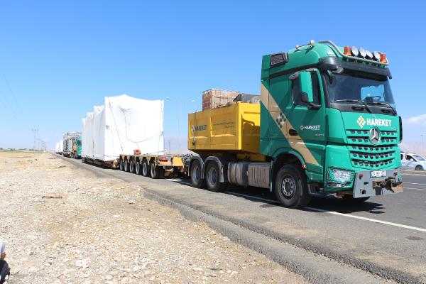 Termik santral parçaları taşıyan 4 TIR, Habur Sınır Kapısı’nda